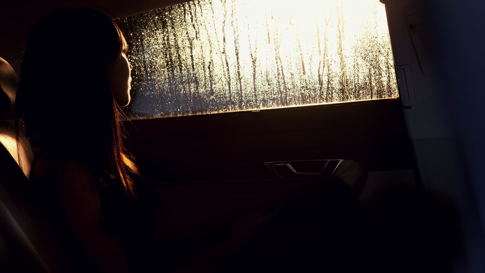 Девушка в окне автомобиля